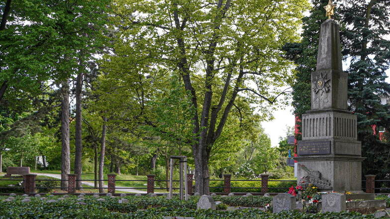 Der Zaun des sowjetischen Soldatenfriedhofs in Bautzen wird ab Anfang April 2023 saniert. Deshalb gibt es eine Umleitung für Fußgänger und Radfahrer.