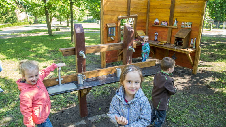 Kinder aus der ASB-Kita "Kunterbunt" in Kreba-Neudorf besuchen gern den Spielplatz nebenan. Eine Betriebsruhe gibt es für die Kita nicht.
