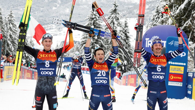 Friedrich Moch (links) feiert nach dem kräftezehrenden Schlussanstieg bei der Tour de Ski mit Sieger Jules Lapierre (Mitte) aus Frankreich und dem Drittplatzierten Hugo Lapalus, ebenfalls aus Frankreich.