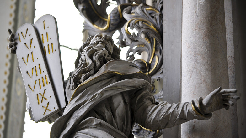 Moses mit den zehn Geboten - Detail vom Hochaltar in der Dreifaltigkeitskirche.