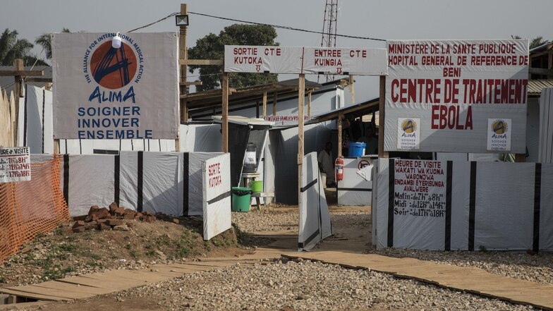 Der Eingang zum Alima Ebola ETC (Ebola-Behandlungszentrum).