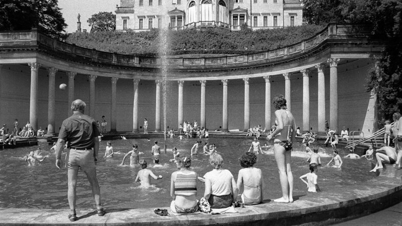 Das Römische Bad in Dresden auf einem Foto aus dem Jahr 1989, als hier noch gebadet wurde. Seit diesem Frühjahr wird es saniert und voraussichtlich 2027 fertig sein.