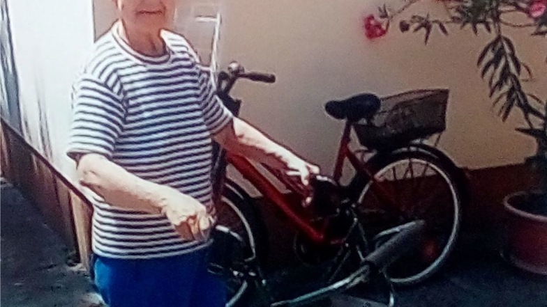 Dieser ungarische Rentner freut sich über einen Rollator.