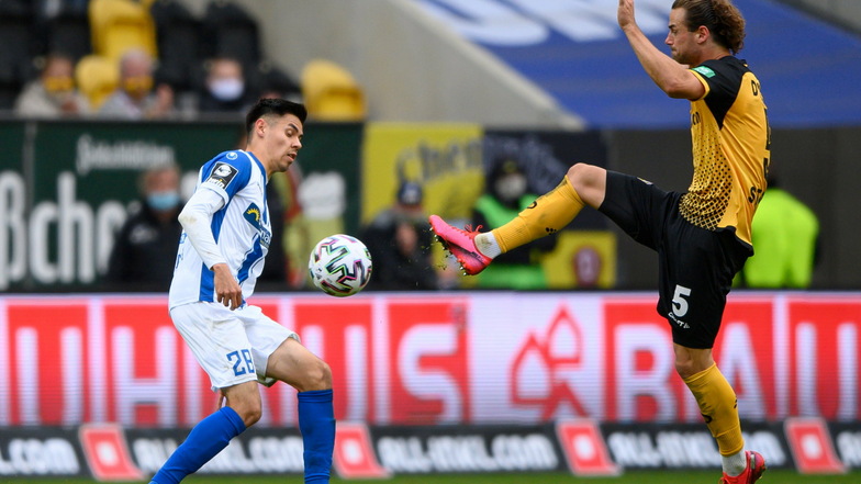 Yannick Stark (r.) ist vor Magdeburgs Raphael Obermair am Ball. Im Hinspiel erzielte der Mittelfeldspieler den Siegtreffer für Dynamo.