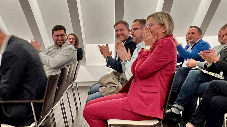 Sie kann es noch gar nicht fassen:  Einstimmig ist Daniela Kuge am Freitagabend in der Meißner Winzergenosschaft zur CDU-Direktkandidatin für die Landtagswahl 2024 gewählt worden.