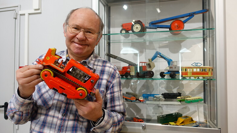 Harry Heidl hat den roten Raupenschlepper als Kind geschenkt bekommen. Das Spielzeug funktioniert bis heute. Der 62-Jährige hat das Fahrzeug mit anderen Stücken für die Weihnachtsausstellung zur Verfügung gestellt.