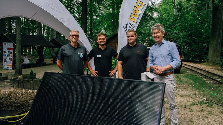 Genos-Prokurist Matthias Mühlberg, Stadtwerke-Projektverantwortlicher Matthias Horschig, der Chef von Elektro-Töpler, Johannes Töpler und Stadtwerke-Chef Matthias Block (v. l).