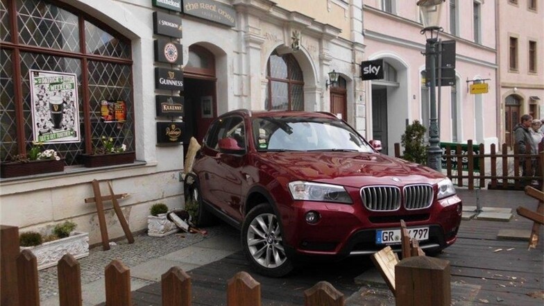 Dieses Bild bot sich nach dem Unfall: Mit voller Wucht war der BMW über die Terrasse des Irish Pub gefahren und in die Tür des Restaurants geknallt.