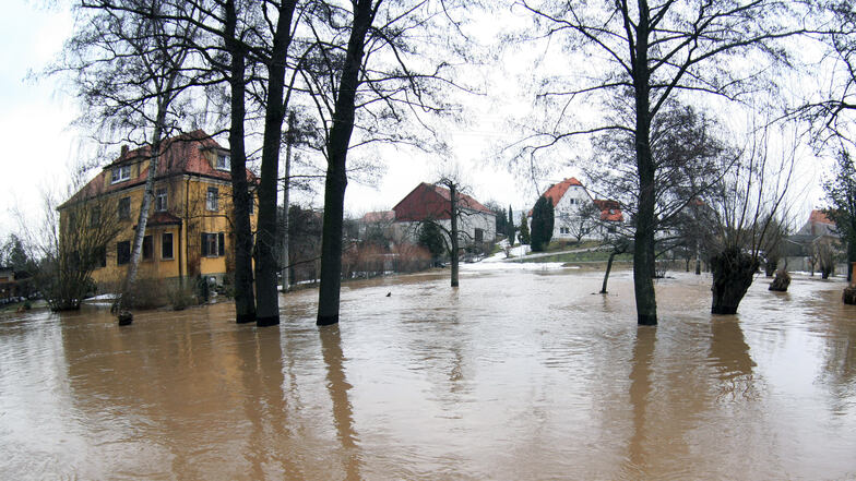 Das Tauwetter sorgte im März 2003 für Überschwemmungen in Grumbach. Ein Damm soll das künftig verhindern.