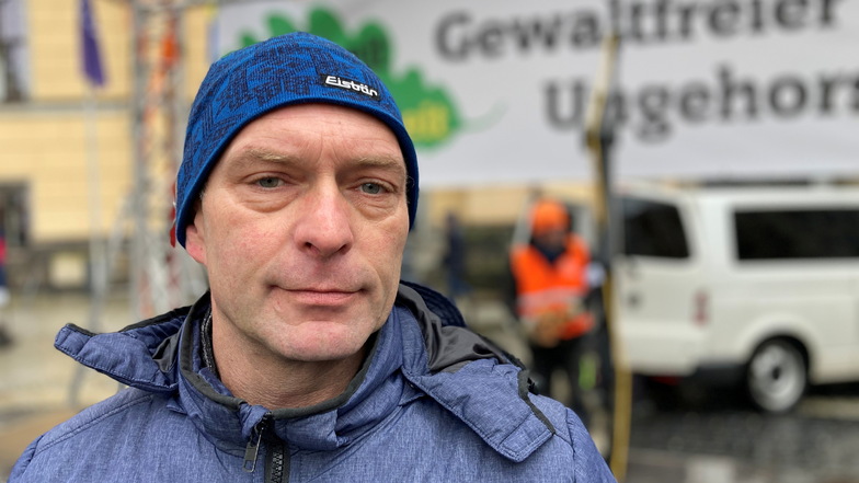 André Schneider ist der Organisator der "Mahnwache" vor dem Zittauer Rathaus.