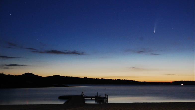 Neowise im Morgengrauen aufgenommen an der Blauen Lagune des Berzdorfer Sees