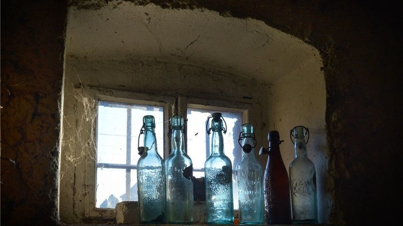 Gefunden bei den Bauarbeiten – sechs alte Bierflaschen waren eingemauert.