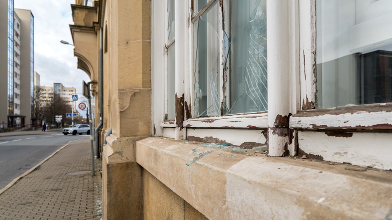 Scherben und Splitter: Die Fenster an der Bahnhofstraße 6 a nahe dem Muskator wurden stark beschädigt.