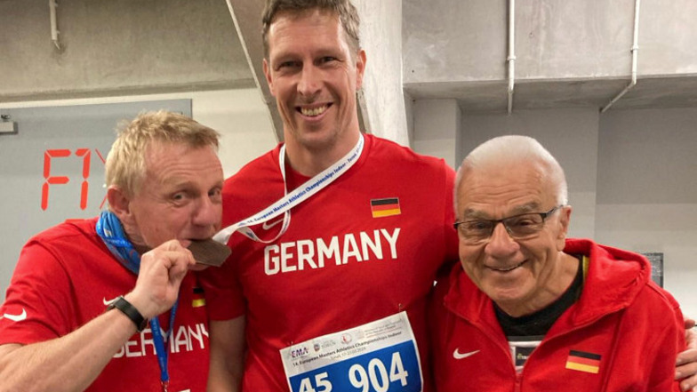 Freude nach der Siegerehrung: Jörg Thorhauer (v.l.n.r.) mit den beiden Bronze-Medaillen-Gewinnern Alexander Sommer und Horst Witschaß.