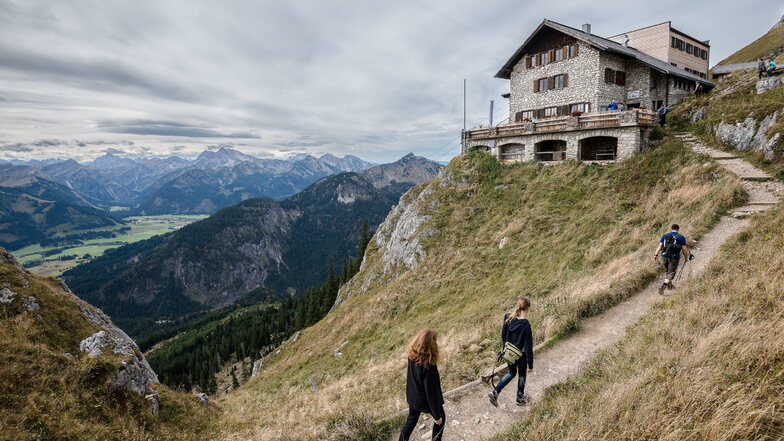 Bayern, Pfronten: Wanderer gehen zur Bad Kissinger Hütte. Wegen strenger Corona-Regeln für Übernachtungsgäste stellt sich der Deutsche Alpenverein auf eine schwierige Hütten-Saison in Bayern ein.