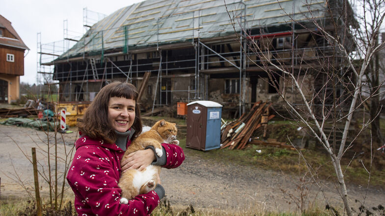 Freuen sich auf die Sanierung des Fachwerkhauses im Niederhof Biesnitz : Bewohnerin und Vereinsmitglied Kristina Seifert und Zora, eine der zwei Hofkatzen