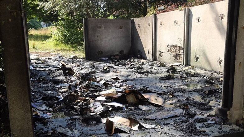 Auf dem Gelände der Laborschule Gorbitz standen mehrere Mülltonnen in Flammen.