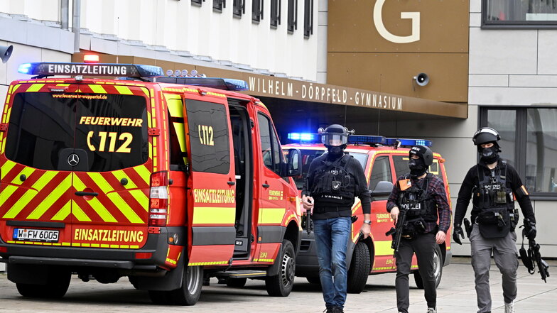 In Wuppertal sind an einer Schule mehrere Schüler verletzt worden. Ein Verdächtiger wurde festgenommen.