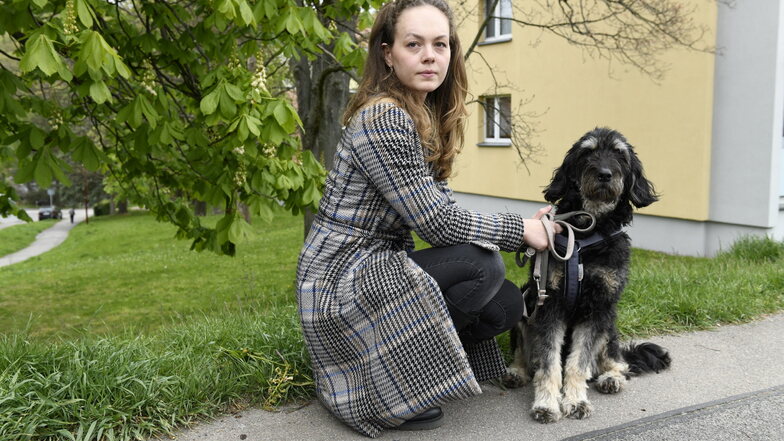 Emily Kleeschätzky mit ihrem Hund Rosalie an der Wiese an der Niederhäslicher Straße in Freital, wo der Giftköder vermutlich ausgelegt wurde.
