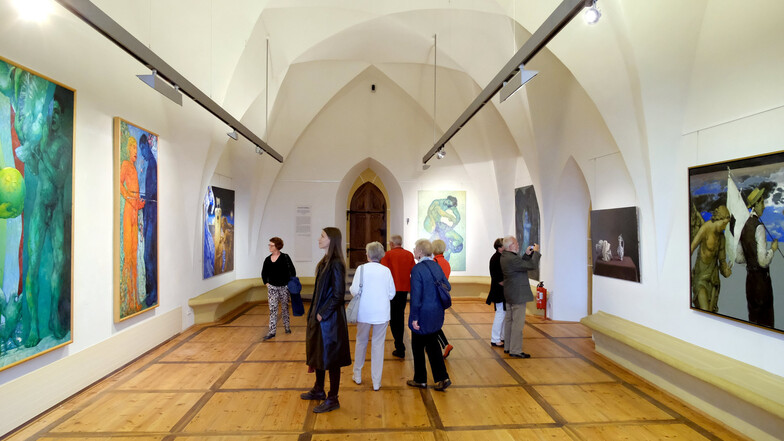 Großer Andrang während der Eröffnungsphase der Ausstellung des Leipziger Malers Bruno Griesel in der Meißner Albrechtsburg.