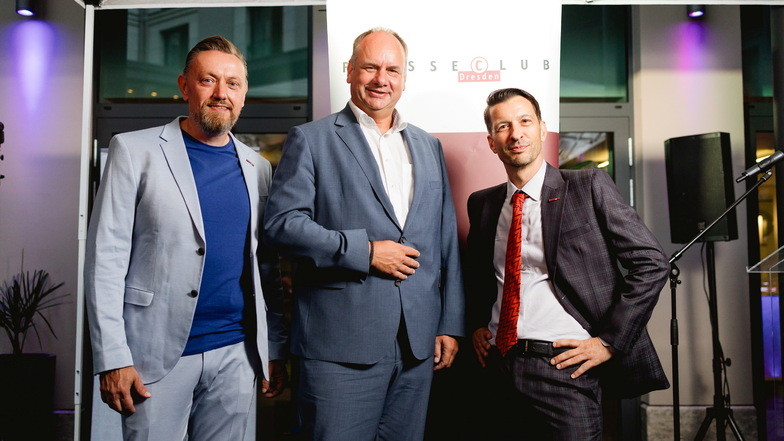 Oberbürgermeister Dirk Hilbert beim Sommerschwatz zwischen den Vorsitzenden des Presseclubs Tobias Wolf (r.) und Andreas Weller.