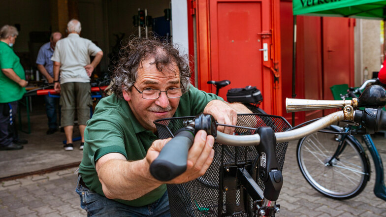 Klaus Waury von der Verkehrswacht sieht schnell, wo es an einem Rad Nachholbedarf bei der Wartung gibt und hilft bei Kleinigkeiten aus.