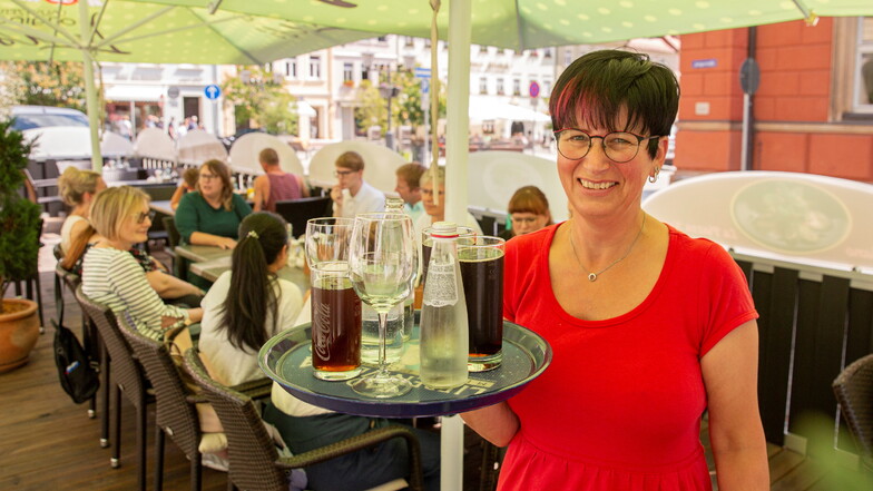Kerstin Osmani vom La Piazza in Kamenz freut sich über den gut gefüllten Biergarten vor ihrem Lokal. Seit dem vorigen Jahr hat die Straßengastronomie in der Stadt durch drei neue Außenterrassen Aufschwung bekommen.
