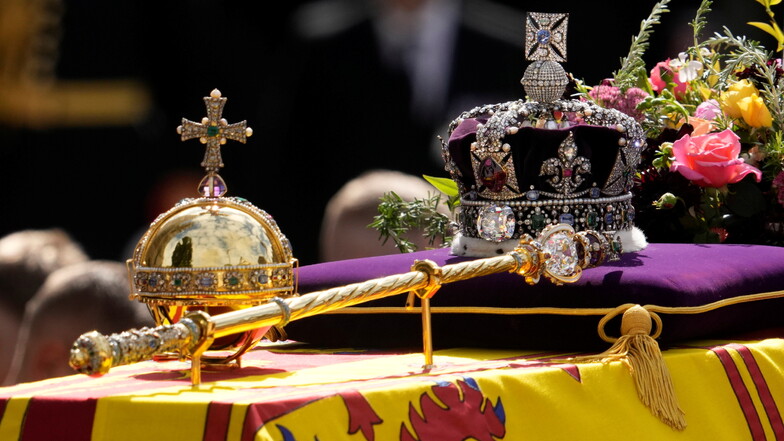 Der Sarg von Königin Elizabeth II. mit der königlichen Standarte, der Imperial State Crown, dem Reichsapfel und Zepter