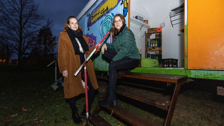 Marie Jähring (l.) und Ronja Knauthe vor dem neuen Domizil des Bannewitzer Jugendclubs Cunnersdorf, kurz Cudo.