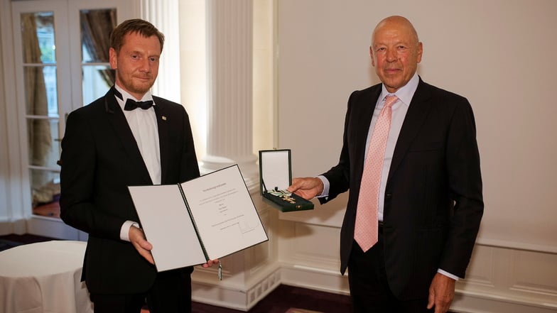 "Sachsenmilch"-Unternehmer Theo Müller erhält von Ministerpräsident Michael Kretschmer den Sächsischen Verdienstorden – in einem Fünf-Sterne-Hotel in der Schweiz.