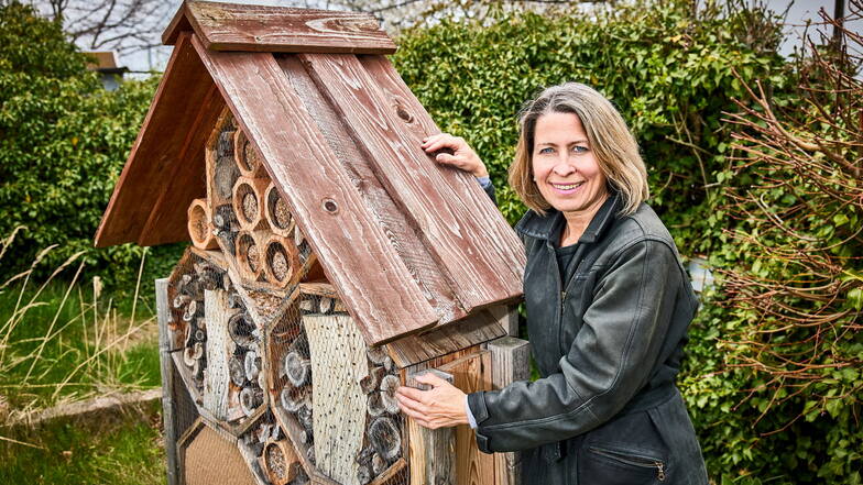 Claudia Schotte steht vor dem Bienenhotel, das extra in der Sparte Kleingartenverein Cotta Am Spitzberg für die Insekten angelegt wurde.