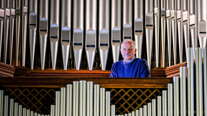 Gottfried Trepte steht an seinem Instrument. Die Pfeifen der Orgel der Lutherkirche bringt der Kantor und Kirchenmusikdirektor bei Gottesdiensten sowie bei Konzerten als Solist oder mit seinen Chören zum Klingen.
