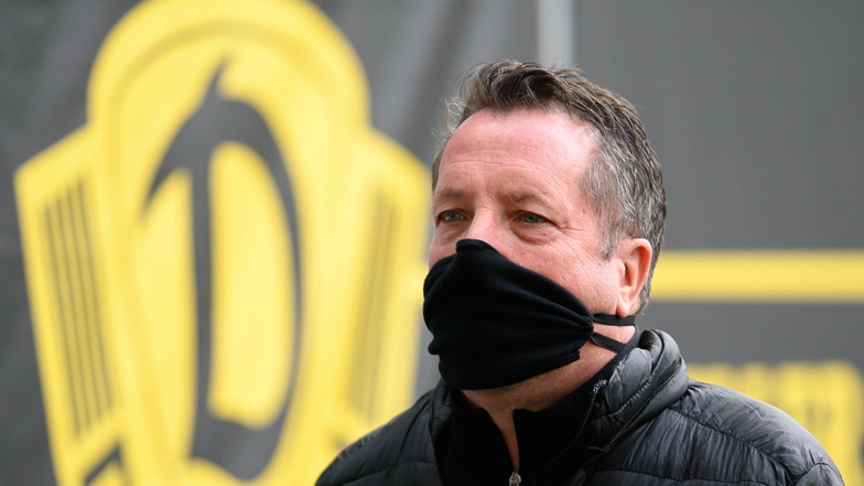 Maske auf - das gilt auch für Dynamo-Trainer Markus Kauczinski. Trotzdem spielt die Corona-Gefahr weiter mit.