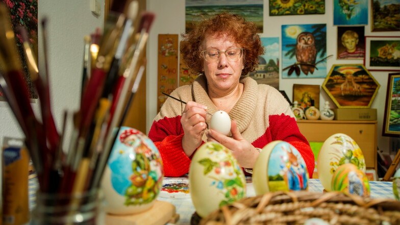 Porzellanmalerin Anett Grunwald arbeitet an Osterschmuck. Sie gestaltet Eier verschiedenster Größe.