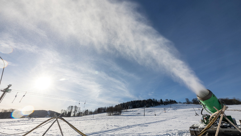 Wie ein kalter Fön: Die Schneekanone, hier am Geisinger Skihang, schleudert den Schnee in die Ferne und ist dadurch sehr effektiv.