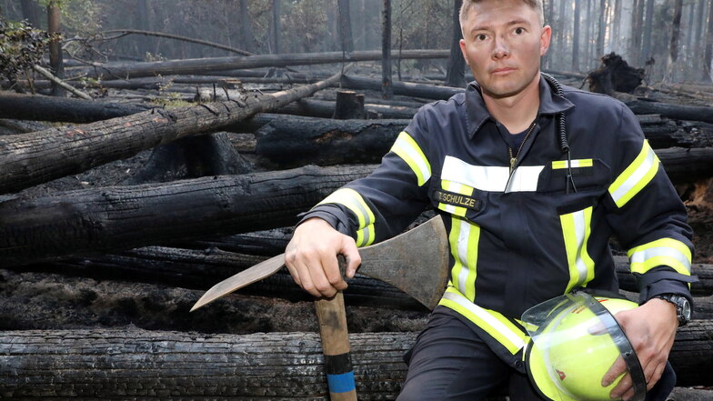 Feuerwehrmann Toni Schulze (33)
kämpfte mit seinen Kameraden der
FFW Bad Schandau gegen die
verheerenden Waldbrände im
Sommer. Er ist im normalen Beruf
Ausbilder und opfert seine
Freizeit dem Kampf gegen das Feuer.