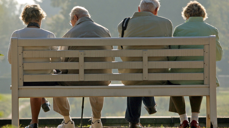 In Bayern gibt es seit diesem Jahr einen „Großelterntag“, an dem die Älteren besonders geehrt werden sollen. In Sachsen müssen sich dagegen immer mehr Rentner und Erwerbsgeminderte Sorgen um ihre finanzielle Absicherung machen.