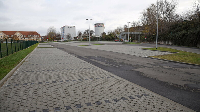 Viel Platz zum Parken: der 2020 eröffnete Mitarbeiterparkplatz von Feralpi. Er liegt zwischen der Paul-Greifzu-Straße und der Uttmannstraße (im Hintergrund).