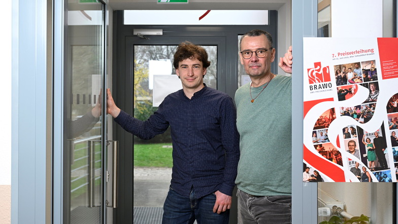 Tom Motzek (l.) und Matthias Wingerter betreuen das Kompetenzzentrum für den Übergang in den Ruhestand (KÜR) in Dresden, das zur Awo gehört.