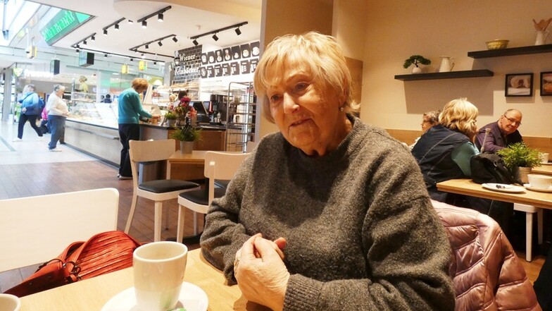 Ingrid Belka beim Treffen im Lausitz-Center. Sie hat die goldenen, aber auch die harten Zeiten in Hoyerswerdas Kulturtempel miterlebt.