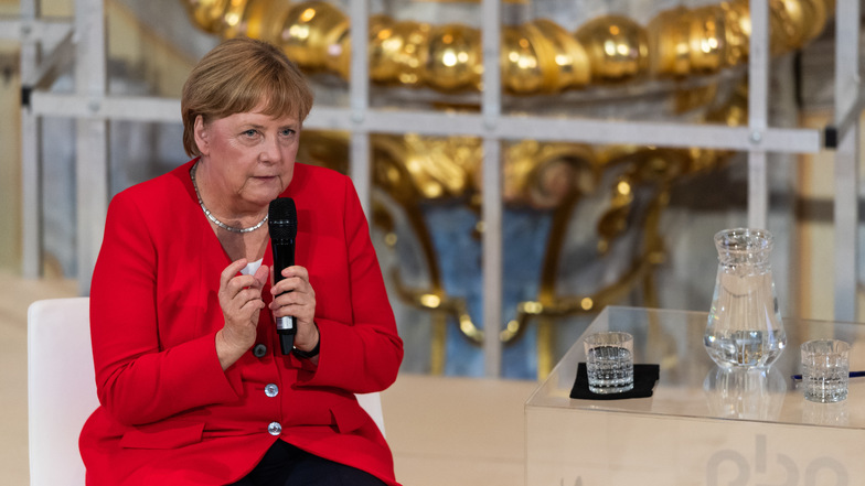 Bundeskanzlerin Angela Merkel (CDU) spricht bei der Konferenz "Morals & Machines 2019 - Kann künstliche Intelligenz die Menschheit retten?" in der Frauenkirche.
