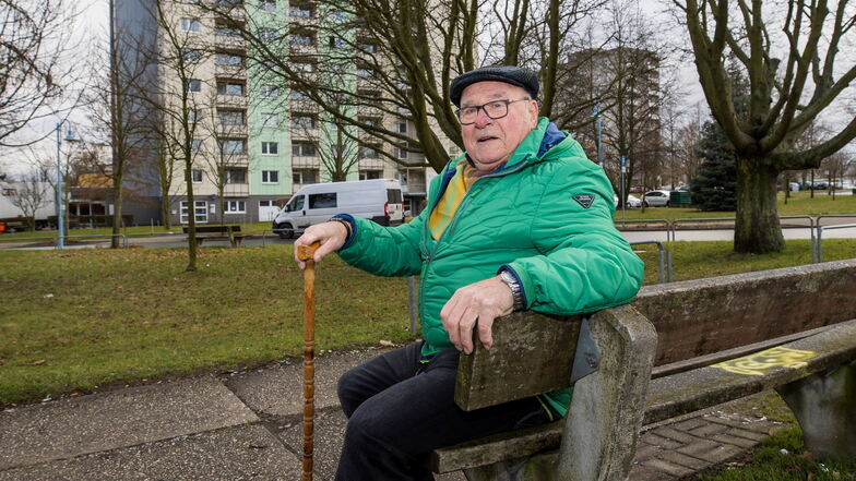 Karl-Heinz Hennig sitzt auf einer Parkbank im Stadtteil Sonnenstein in Pirna. Er ist stark bei der Volkssolidarität engagiert.
