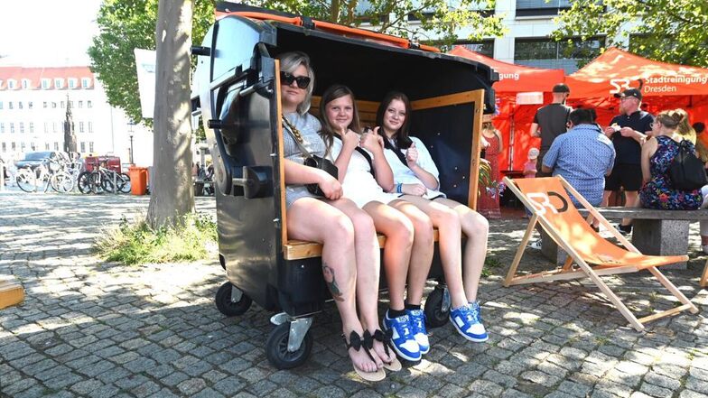 Annett Weißflog ist mit ihren Töchtern Xenia und Lena pausieren in einer umgebauten Mülltonne der Stadtreinigung.