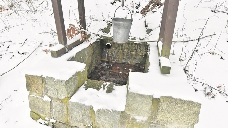Auch wenn dieser Brunnen in Kipsdorf mehr Zierde als Lebensgrundlage ist, man sieht: Es läuft dank der Niederschläge und der relativ gemäßigten Temperaturen zum Glück wieder etwas nach. Die Lage aber bleibt kritisch.