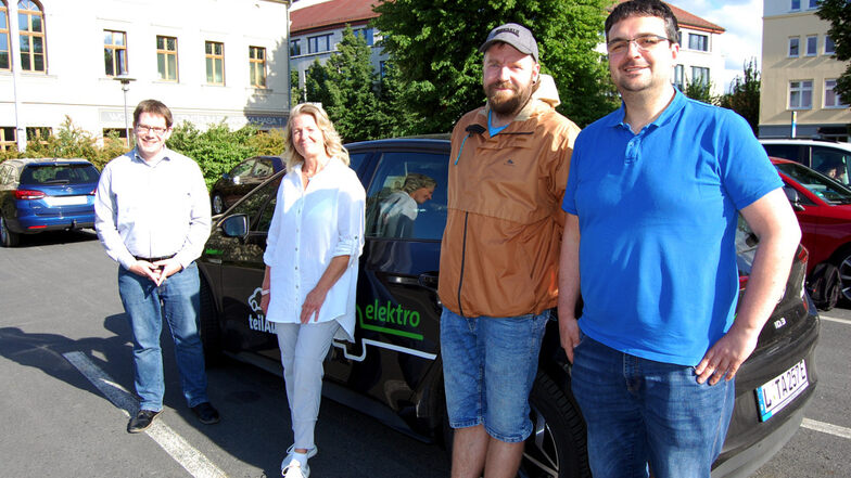 Über mögliches Carsharing in
Hoyerswerda
reden: Stefan
Löwe von der VGH, Dagmar Steuer von der MiMaH,
Initiator Marcus Huth sowie Martin Schmidt von der Mobility Center GmbH (v.l.n.r.).