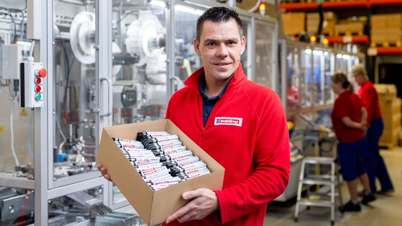 Sandro Randig ist beim Stiftehersteller Edding in Bautzen Projektverantwortlicher für die neue Produktionsstrecke. Er steht vor einer der beiden neuen Anlagen, mit denen die Firma erstmals Ventilmarker selbst produziert.