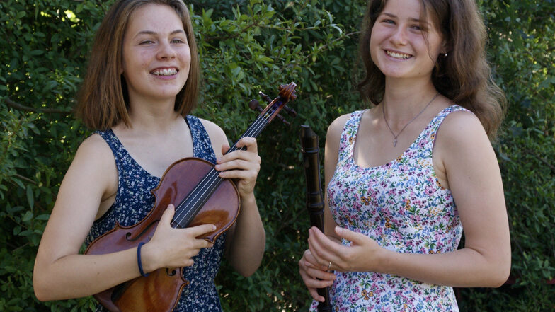 Julia Knappe (l.) und Johanna Bohrig gestalten gemeinsam mit dem Cellisten Frieder Stange das Freitagskonzert am Heinrichsplatz.