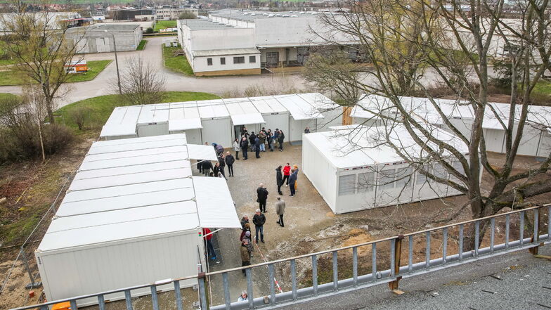 Dutzende Menschen haben am Samstag die neue Sporbitzer Container-Unterkunft für geflüchtete Menschen besichtigt.