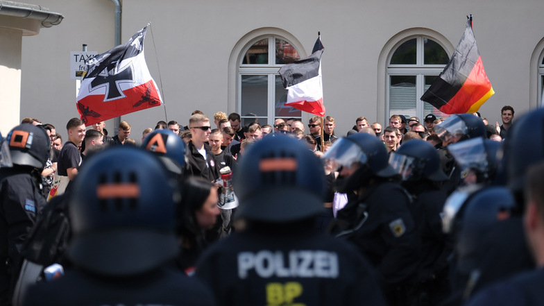 Dabei ist der CSD für die Rechtsradikalen nur ein willkommener Anlass, um ihre demokratiefeindlichen Parolen auf die Straße zu bringen. Dass sie in Bautzen "Ausländer raus" und "Nazi-Kiez" riefen, beweist das.