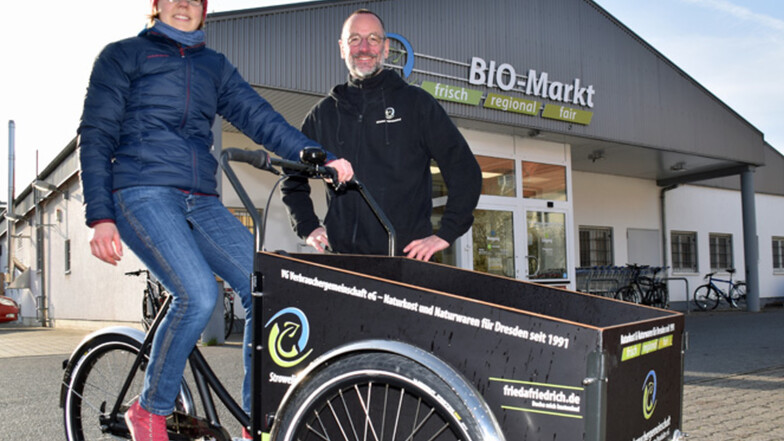 Meret Feldkemper kümmert sich beim ADFC um den Verleih der Lastenräder. Und konnte Mathias Schwarzwälder von der VG für die Initiative gewinnen.